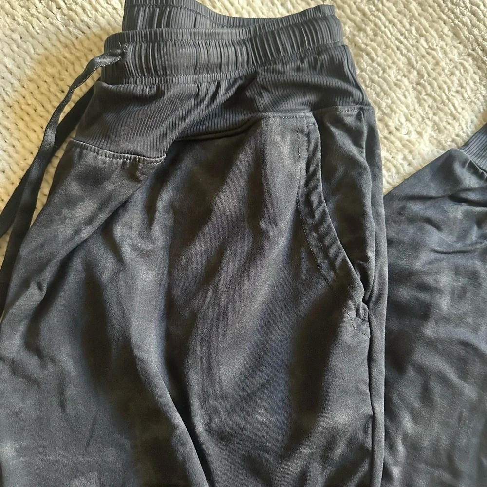 Travis Mathew Women's Fall Long Lunch Jogger Pant in Camouflage Black Small - Picture 3 of 10